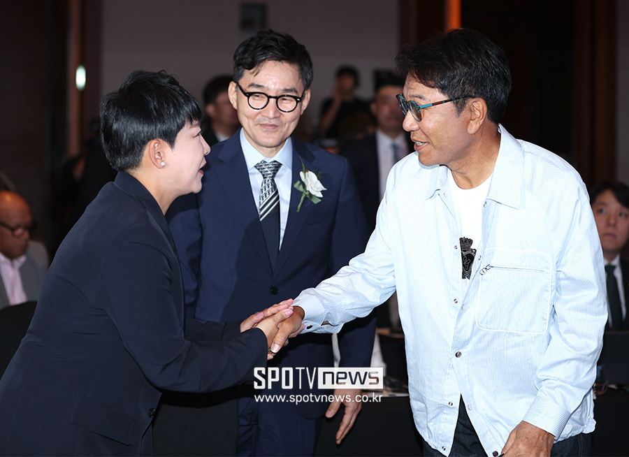 [포토S] 김재원 의원과 인사 나누는 이수만 프로듀서