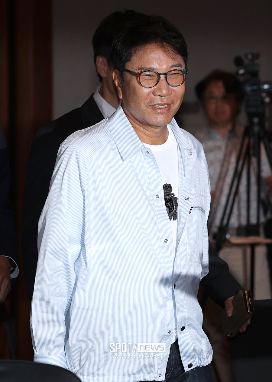이수만, SM 떠난 후 첫 공식석상 "K팝이란 장르 만들어 산업화·세계화"
