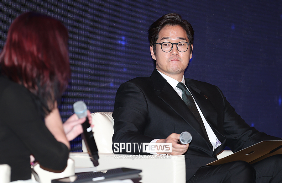 [포토S] 사회자 바라보는 유지태