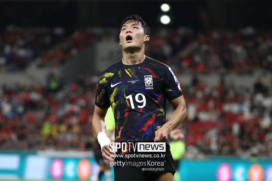 ▲ 오현규는 2022년 카타르 월드컵에서 예비 명단에 포함됐다. 당시에 손흥민이 안와골절 부상으로 회복에 전념, 100% 출전할 수 있을지 미지수였기에 혹여나 손흥민을 대신해 뛸 선수로 오현규가 낙점됐다. 등 번호는 없었지만 형들과 훈련하며 꿈을 키웠고 2023년 겨울 셀틱에 합류해 유럽 무대에 도전장을 내밀었다. 이후 클린스만호에 발탁돼 대표팀과 아시안컵을 누볐지만 셀틱에서 주전 경쟁에 실패했다. 스코틀랜드 매체 '더스코티시선'은 "오현규가 방출 대상자로 분류됐다. 브랜던 로저스 감독은 유럽축구연맹(UEFA) 챔피언스리그에 진출하기 위해 선수단 개편을 하려고 한다. 오현규는 올시즌 후반부에 거의 출전하지 못했다"라고 알렸다.
