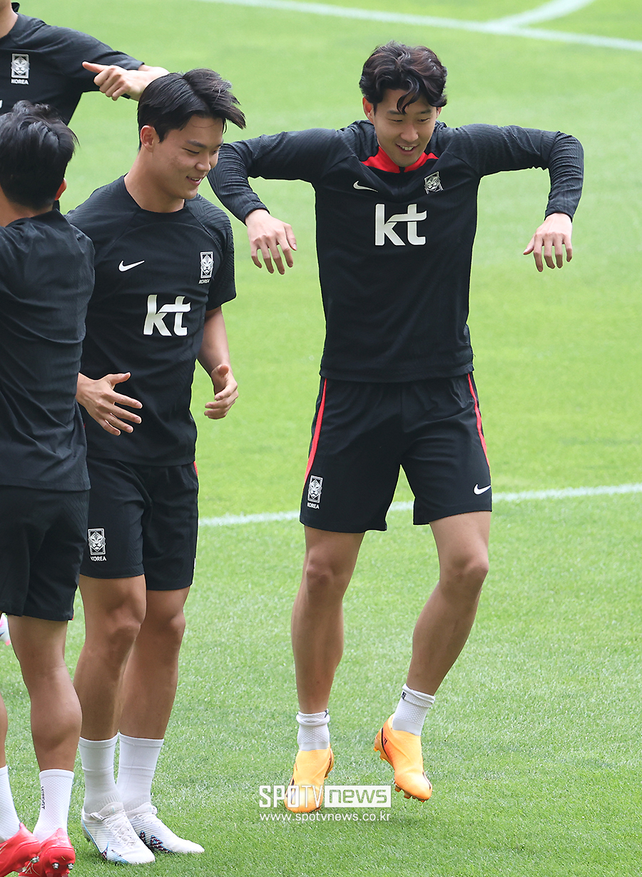 ▲ 오현규는 2022년 카타르 월드컵에서 예비 명단에 포함됐다. 당시에 손흥민이 안와골절 부상으로 회복에 전념, 100% 출전할 수 있을지 미지수였기에 혹여나 손흥민을 대신해 뛸 선수로 오현규가 낙점됐다. 등 번호는 없었지만 형들과 훈련하며 꿈을 키웠고 2023년 겨울 셀틱에 합류해 유럽 무대에 도전장을 내밀었다. 이후 클린스만호에 발탁돼 대표팀과 아시안컵을 누볐지만 셀틱에서 주전 경쟁에 실패했다. 스코틀랜드 매체 '더스코티시선'은 "오현규가 방출 대상자로 분류됐다. 브랜던 로저스 감독은 유럽축구연맹(UEFA) 챔피언스리그에 진출하기 위해 선수단 개편을 하려고 한다. 오현규는 올시즌 후반부에 거의 출전하지 못했다"라고 알렸다 ⓒ곽혜미 기자