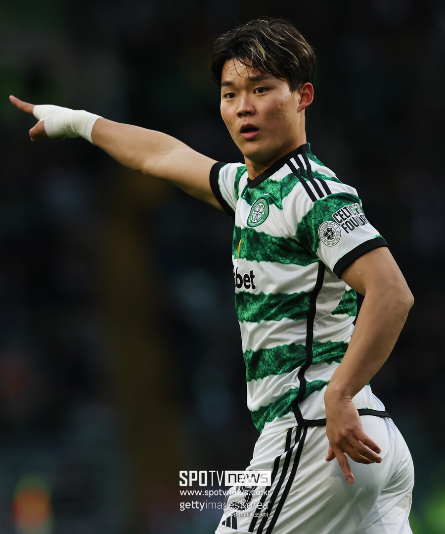 ▲ 오현규는 2022년 카타르 월드컵에서 예비 명단에 포함됐다. 당시에 손흥민이 안와골절 부상으로 회복에 전념, 100% 출전할 수 있을지 미지수였기에 혹여나 손흥민을 대신해 뛸 선수로 오현규가 낙점됐다. 등 번호는 없었지만 형들과 훈련하며 꿈을 키웠고 2023년 겨울 셀틱에 합류해 유럽 무대에 도전장을 내밀었다. 이후 클린스만호에 발탁돼 대표팀과 아시안컵을 누볐지만 셀틱에서 주전 경쟁에 실패했다. 스코틀랜드 매체 '더스코티시선'은 "오현규가 방출 대상자로 분류됐다. 브랜던 로저스 감독은 유럽축구연맹(UEFA) 챔피언스리그에 진출하기 위해 선수단 개편을 하려고 한다. 오현규는 올시즌 후반부에 거의 출전하지 못했다"라고 알렸다