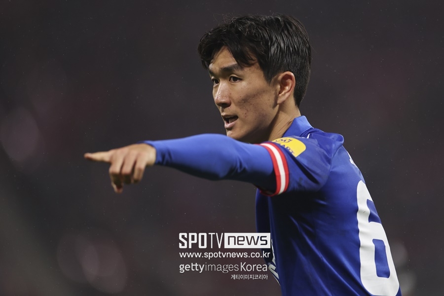 ▲ 황인범이 세르비아 축구 맨 정상에 섰다. 츠르베나 즈베즈다는 30일(한국시간) 구단 공식 홈페이지를 통해 "황인범이 2023-2024시즌 세르비아 수페르리가 최고의 선수로 선정됐다"고 발표했다. 2023-2024시즌 황인범은 세르비아 수페르리가에서 27경기에 출전 5골 5도움으로 활약했다. 컵대회 포함 36경기에서 6골 7도움을 기록했다. 즈베즈다가 수페르리가와 세르비아컵에 우승하며 더블을 달성한 주역이었다. 유럽축구연맹(UEFA) 챔피언스리그에서도 강렬한 인상을 남겼다. 6경기에서 1골 1도움으로 강한 존재감을 알렸다.