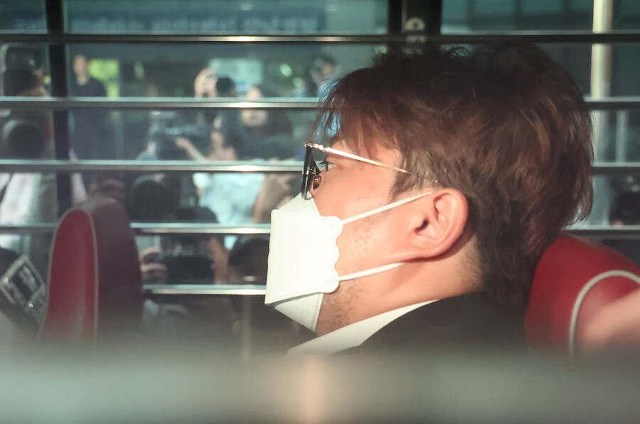 김호중, '수염 덥수룩' 초췌한 몰골로 검찰 송치 "죄송, 끝나면 말할 것"