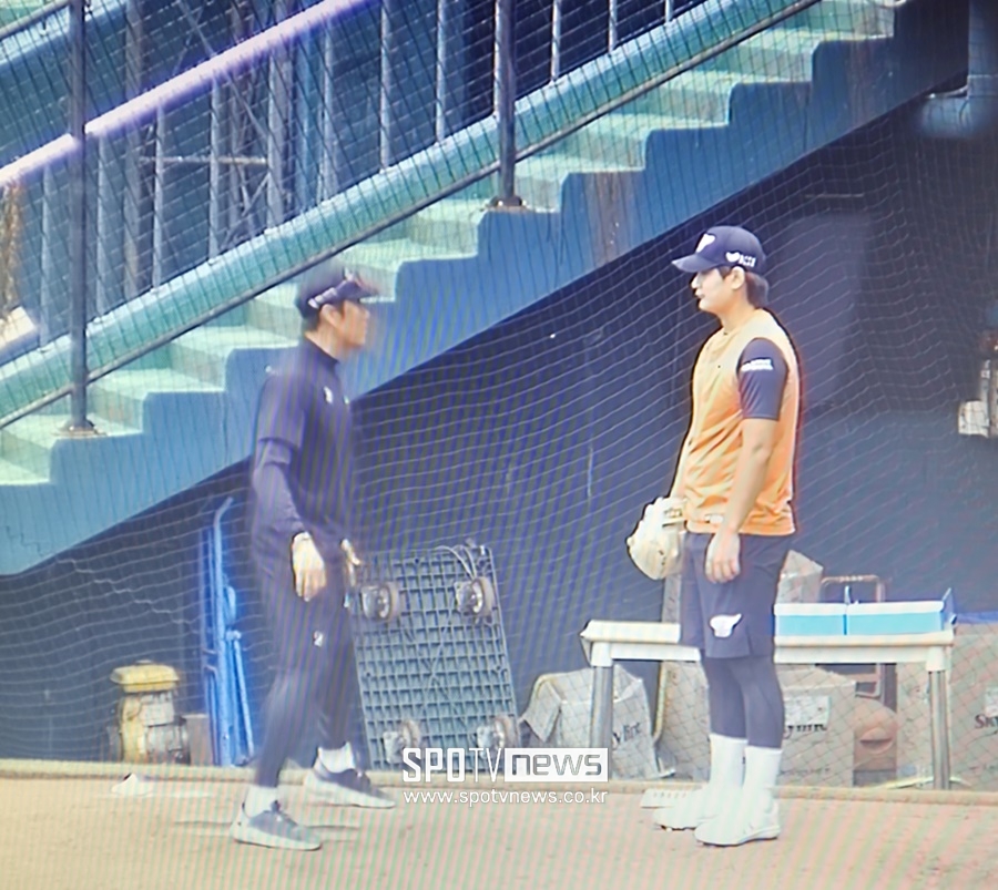 ▲ 한화 이글스 박승민 투수코치(왼쪽)가 투구 폼을 바꾼 김서현에게 조언을 해주고 있다. 불펜 피칭장 확인용 모니터에 담긴 모습. ⓒ 대전, 김민경 기자