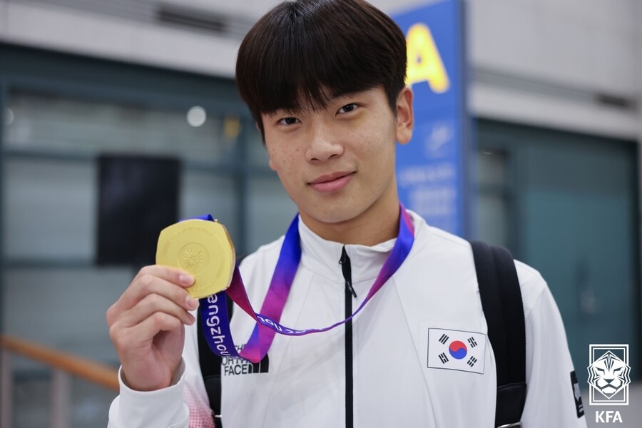 ▲ 2022 항저우 아시안게임에서 금메달을 획득에 공격적인 수비로 기여했던 황재원. ⓒ대한축구협회