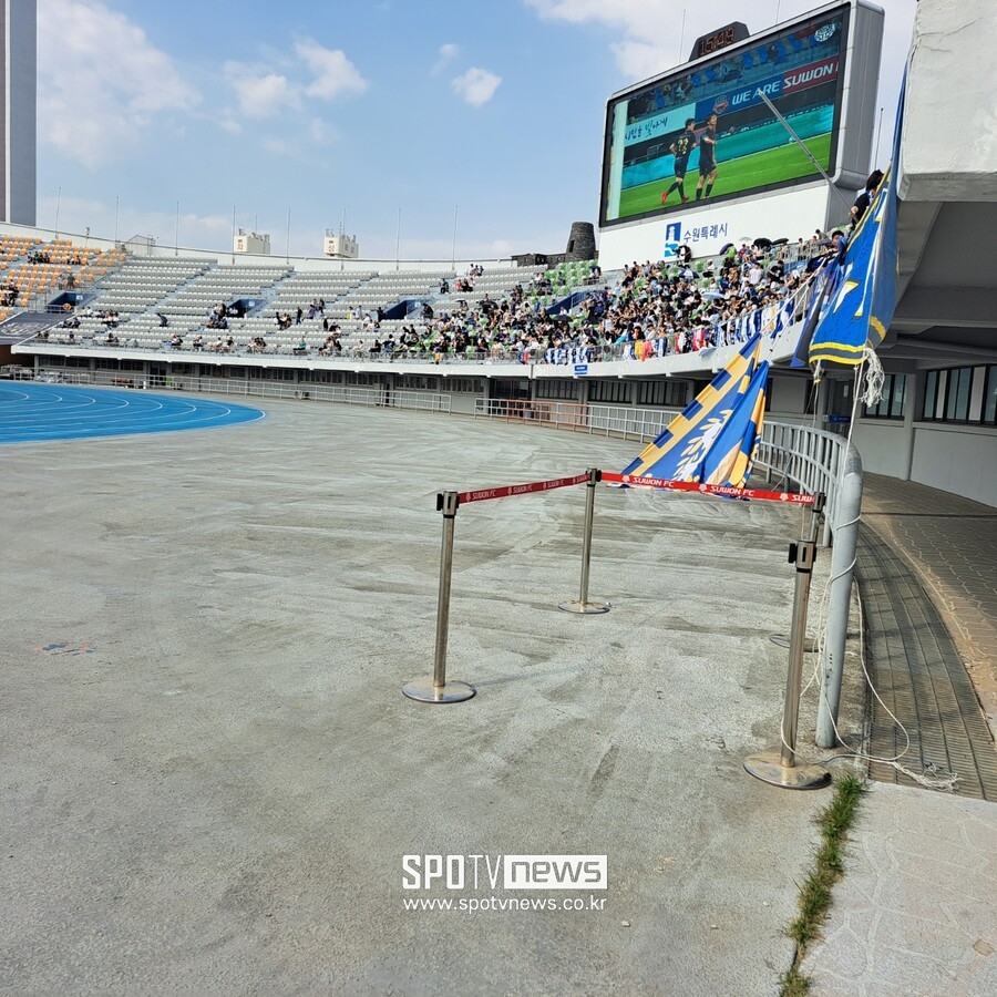 ▲ 지난해 6월 수원종합운동장에서 열린 수원FC-울산 현대전에서 홍명보 울산 감독이 지적했던 장애인석 위치. 열악함의 극치였다. 홍 감독도 이 점을 지적했다.