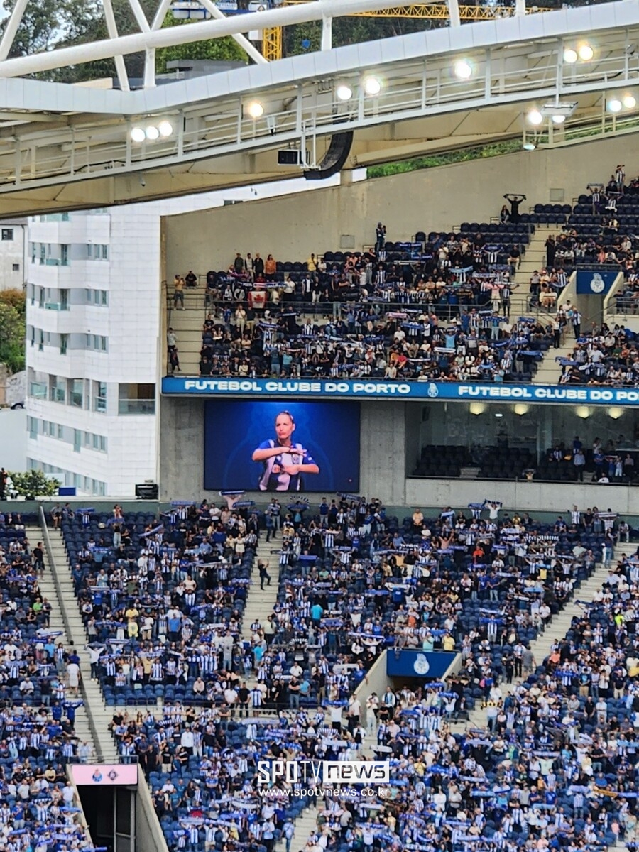 ▲ 포르투갈 명문 FC포르투의 홈 경기, 경기 시작 전 클럽송이 나오자 유니폼을 입은 수어통역사가 등장해 클럽송을 수어로 알려주고 있다. 동작 하나하나에 심혈을 기울이는 모습이 인상적이었다.