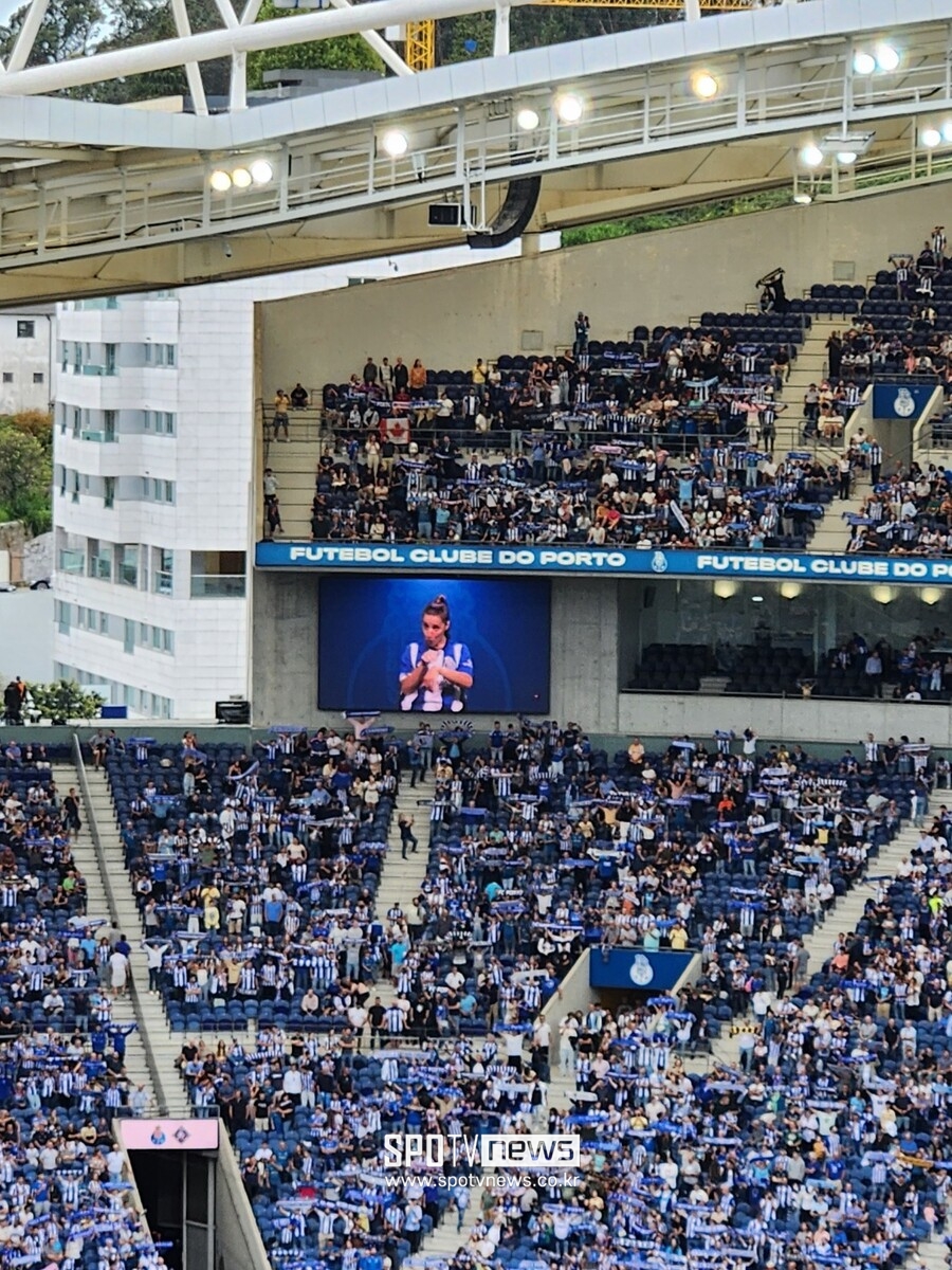 ▲ 포르투갈 명문 FC포르투의 홈 경기, 경기 시작 전 클럽송이 나오자 유니폼을 입은 수어통역사가 등장해 클럽송을 수어로 알려주고 있다. 동작 하나하나에 심혈을 기울이는 모습이 인상적이었다.