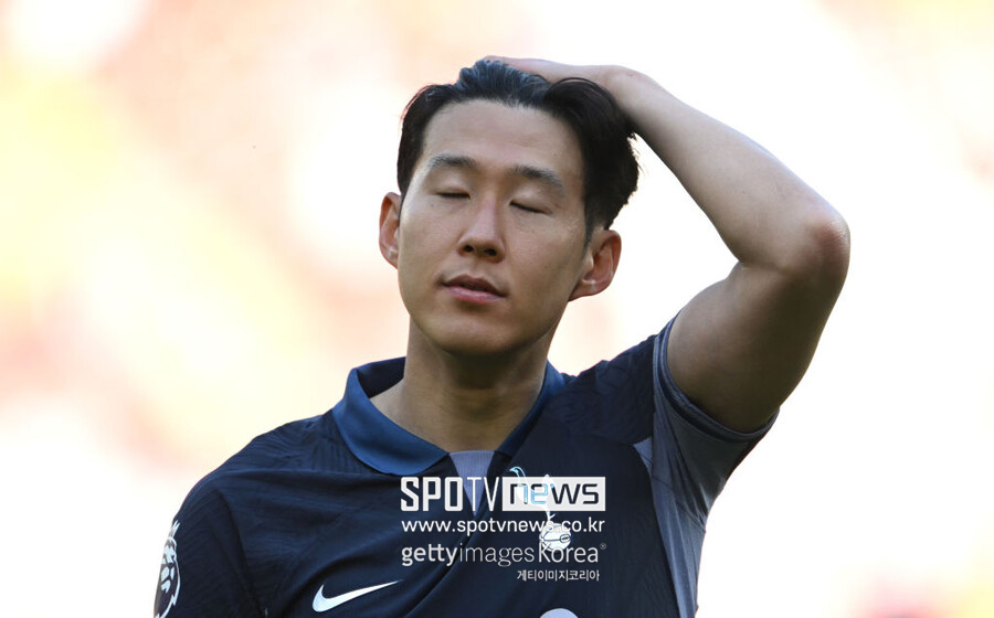 ▲ 무어는 이번 시즌을 통해 어린 나이에 잉글랜드 프리미어리그 데뷔전을 치렀다. 지난달 15일 무어는 맨체스터 시티전 후반 막바지에 투입되며 그라운드를 밟았다. 이로써 토트넘 역사상 최연소 1군 출전 기록을 경신했다. 16세 3개월 9일 만에 1부 리그 출전을 기록하며 최연소 1군 출전 기록을 갖고 있던 데인 스칼렛의 기록을 깼다. 이어서 마지막 라운드 셰필드 유나이티드전에서도 후반 막바지에 투입되며 경험을 쌓았다.