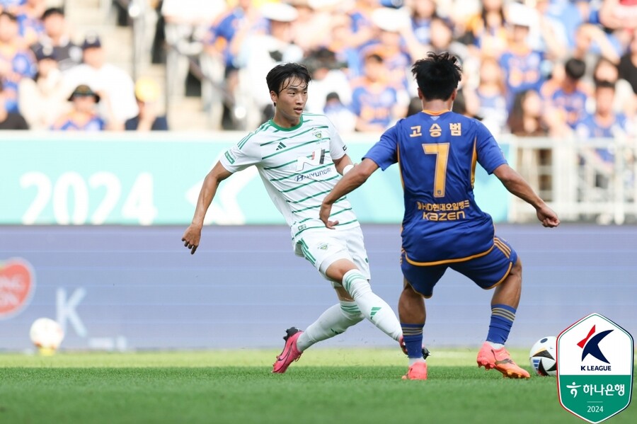 ▲ 울산과 전북의 '현대가더비'가 울산문수축구경기장에서 열렸다. 울산은 최근에 두 경기 무패 행진과 선두 탈환을 위해서 중요한 한 판 승부였고, 전북은 김두현 신임 감독 아래에서 분위기 반등을 모색해야 했다. 양 팀은 전반부터 치열하게 붙었고 전북은 김두현 감독이 입힌 색깔이 두 경기 만에 뚜렷하게 드러났다. 측면과 중원에서 쉴새없이 공격을 이어갔다. 두 팀은 2만 9천여 관중이 모인 라이벌전에서 화끈한 축구를 선보였다. ⓒ한국프로축구연맹
