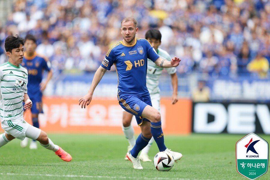 ▲ 울산과 전북의 '현대가더비'가 울산문수축구경기장에서 열렸다. 울산은 최근에 두 경기 무패 행진과 선두 탈환을 위해서 중요한 한 판 승부였고, 전북은 김두현 신임 감독 아래에서 분위기 반등을 모색해야 했다. 양 팀은 전반부터 치열하게 붙었고 전북은 김두현 감독이 입힌 색깔이 두 경기 만에 뚜렷하게 드러났다. 측면과 중원에서 쉴새없이 공격을 이어갔다. 두 팀은 2만 9천여 관중이 모인 라이벌전에서 화끈한 축구를 선보였다. ⓒ한국프로축구연맹