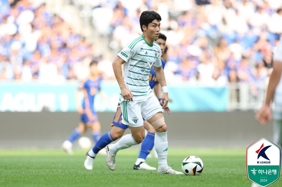 ▲ 울산과 전북의 '현대가더비'가 울산문수축구경기장에서 열렸다. 울산은 최근에 두 경기 무패 행진과 선두 탈환을 위해서 중요한 한 판 승부였고, 전북은 김두현 신임 감독 아래에서 분위기 반등을 모색해야 했다. 양 팀은 전반부터 치열하게 붙었고 전북은 김두현 감독이 입힌 색깔이 두 경기 만에 뚜렷하게 드러났다. 측면과 중원에서 쉴새없이 공격을 이어갔다. 두 팀은 2만 9천여 관중이 모인 라이벌전에서 화끈한 축구를 선보였다. ⓒ한국프로축구연맹
