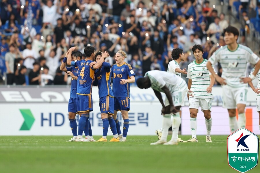 ▲ 울산과 전북의 '현대가더비'가 울산문수축구경기장에서 열렸다. 울산은 최근에 두 경기 무패 행진과 선두 탈환을 위해서 중요한 한 판 승부였고, 전북은 김두현 신임 감독 아래에서 분위기 반등을 모색해야 했다. 양 팀은 전반부터 치열하게 붙었고 전북은 김두현 감독이 입힌 색깔이 두 경기 만에 뚜렷하게 드러났다. 측면과 중원에서 쉴새없이 공격을 이어갔다. 두 팀은 2만 9천여 관중이 모인 라이벌전에서 화끈한 축구를 선보였다. 전북은 막판에 실점하며 고개를 떨궈야 했다ⓒ한국프로축구연맹 ⓒ한국프로축구연맹