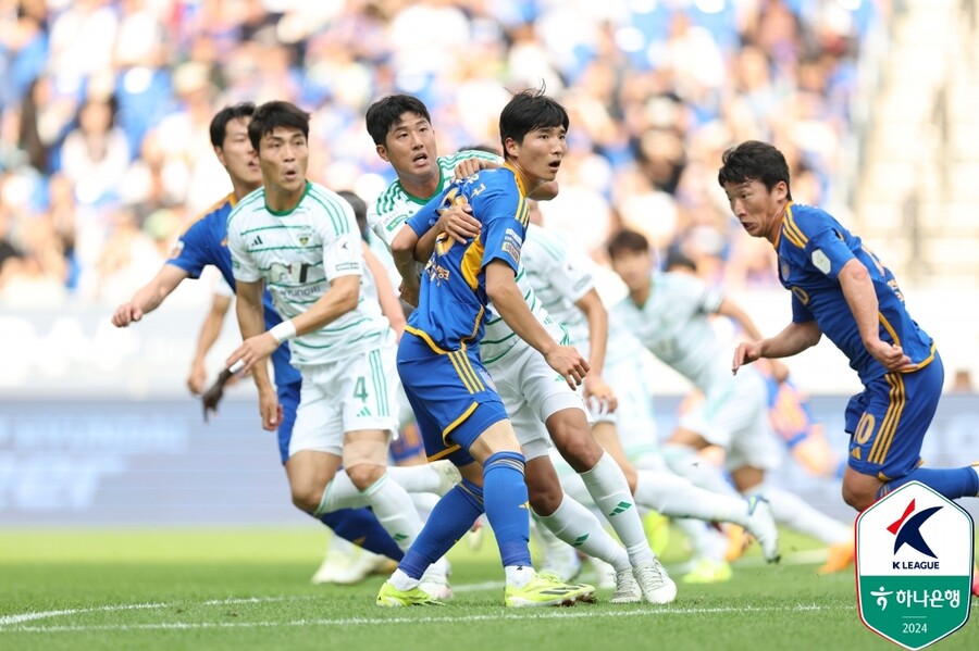 ▲ 울산과 전북의 '현대가더비'가 울산문수축구경기장에서 열렸다. 울산은 최근에 두 경기 무패 행진과 선두 탈환을 위해서 중요한 한 판 승부였고, 전북은 김두현 신임 감독 아래에서 분위기 반등을 모색해야 했다. 양 팀은 전반부터 치열하게 붙었고 전북은 김두현 감독이 입힌 색깔이 두 경기 만에 뚜렷하게 드러났다. 측면과 중원에서 쉴새없이 공격을 이어갔다. 두 팀은 2만 9천여 관중이 모인 라이벌전에서 화끈한 축구를 선보였다. 전북은 막판에 실점하며 고개를 떨궈야 했다ⓒ한국프로축구연맹 ⓒ한국프로축구연맹