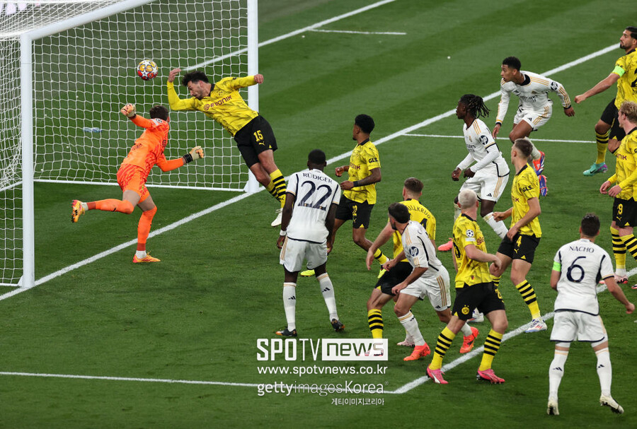 ▲ 레알 마드리드는 2일(한국시간) 영국 런던의 웸블리 스타디움에서 열린 2023-24시즌 유럽축구연맹 챔피언스리그(UCL) 결승전에서 도르트문트에 2-0 승리를 거뒀다. 이로써 UCL 통산 우승 14회로 최다 우승에 빛나는 레알 마드리드는 구단 역사상 15번째 빅 이어를 들어올리며 시즌을 아름답게 마무리했다.