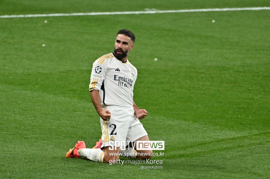 ▲ 레알 마드리드는 2일(한국시간) 영국 런던의 웸블리 스타디움에서 열린 2023-24시즌 유럽축구연맹 챔피언스리그(UCL) 결승전에서 도르트문트에 2-0 승리를 거뒀다. 이로써 UCL 통산 우승 14회로 최다 우승에 빛나는 레알 마드리드는 구단 역사상 15번째 빅 이어를 들어올리며 시즌을 아름답게 마무리했다.