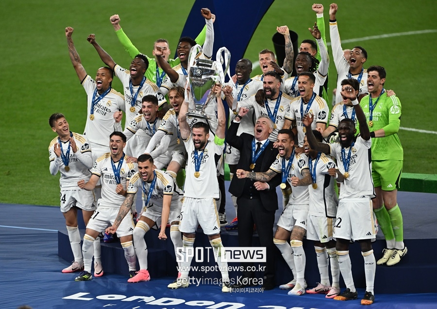 ▲ 레알 마드리드가 또 우승했다. 벌써 15번째다. 유럽축구연맹(UEFA) 챔피언스리그 역사상 최다 우승팀이 됐다. 한편 레알 마드리드 중원 핵심 전력이자 세계 최고 미드필더 중 하나로 꼽히는 크로스는 프로생활 마침표를 찍었다. 전부터 예고한대로 이날 경기가 레알 마드리드 유니폼을 입고 뛴 마지막 경기였다. 우승으로 더할나위 없는 마무리를 지은 셈이다. 경기 후 크로스는 "난 유럽 챔피언스리그 우승 타이틀을 6번이나 차지했다. 미친 일이다. 이를 달성할 거라 전혀 상상하지 못했다"고 말했다.