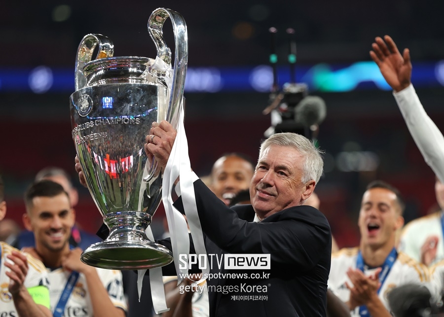 ▲ 레알 마드리드가 또 우승했다. 벌써 15번째다. 유럽축구연맹(UEFA) 챔피언스리그 역사상 최다 우승팀이 됐다. 한편 레알 마드리드 중원 핵심 전력이자 세계 최고 미드필더 중 하나로 꼽히는 크로스는 프로생활 마침표를 찍었다. 전부터 예고한대로 이날 경기가 레알 마드리드 유니폼을 입고 뛴 마지막 경기였다. 우승으로 더할나위 없는 마무리를 지은 셈이다. 경기 후 크로스는 "난 유럽 챔피언스리그 우승 타이틀을 6번이나 차지했다. 미친 일이다. 이를 달성할 거라 전혀 상상하지 못했다"고 말했다.