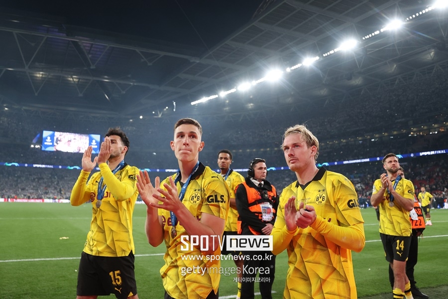▲ 레알 마드리드가 또 우승했다. 벌써 15번째다. 유럽축구연맹(UEFA) 챔피언스리그 역사상 최다 우승팀이 됐다. 한편 레알 마드리드 중원 핵심 전력이자 세계 최고 미드필더 중 하나로 꼽히는 크로스는 프로생활 마침표를 찍었다. 전부터 예고한대로 이날 경기가 레알 마드리드 유니폼을 입고 뛴 마지막 경기였다. 우승으로 더할나위 없는 마무리를 지은 셈이다. 경기 후 크로스는 "난 유럽 챔피언스리그 우승 타이틀을 6번이나 차지했다. 미친 일이다. 이를 달성할 거라 전혀 상상하지 못했다"고 말했다.