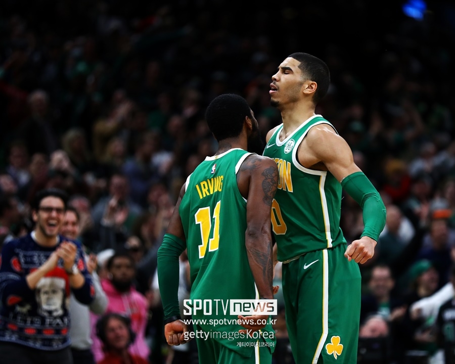 ▲ 보스턴 셀틱스에서 같이 뛰었던 카이리 어빙과 제이슨 테이텀(왼쪽부터). 이제 NBA 가장 높은 곳에서 적으로 격돌한다.