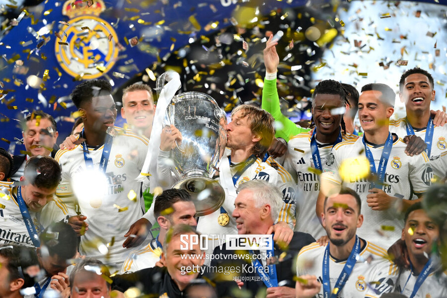 ▲ 레알 마드리드가 또 우승했다. 벌써 15번째다. 유럽축구연맹(UEFA) 챔피언스리그 역사상 최다 우승팀이 됐다. 최종 승자가 된 레알 마드리드는 대회 참가비, 라운드별 참가비, 승리 수당, 우승 상금, 중계권료 등을 모두 합해 1억 4152만 유로 한화로 2126억원을 벌게 됐다.