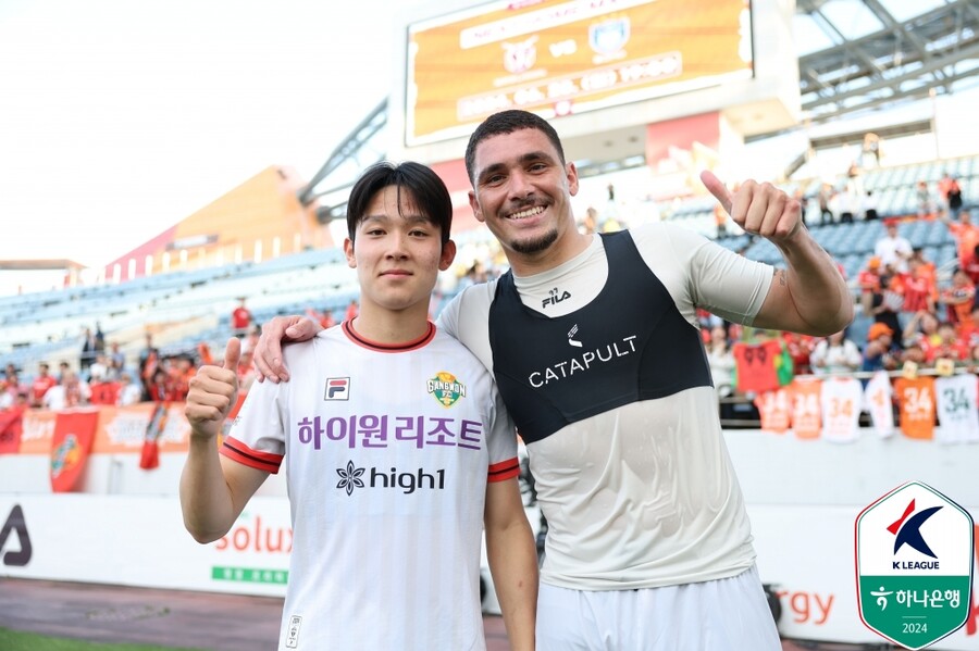 ▲ 강원FC는 2일 제주월드컵경기장에서 열린 제주 유나이티드와 원정 경기에서 2-1로 이겼다. ⓒ 한국프로축구연맹