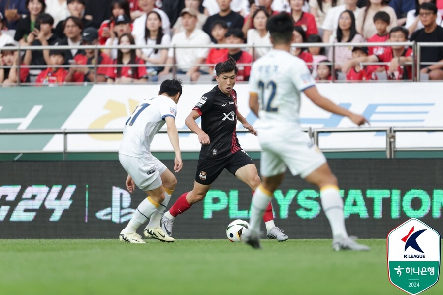 ▲ FC서울-광주FC의 K리그1 16라운드. 제시 린가드, 엄지성 등이 볼을 경합 중이다. ⓒ한국프로축구연맹