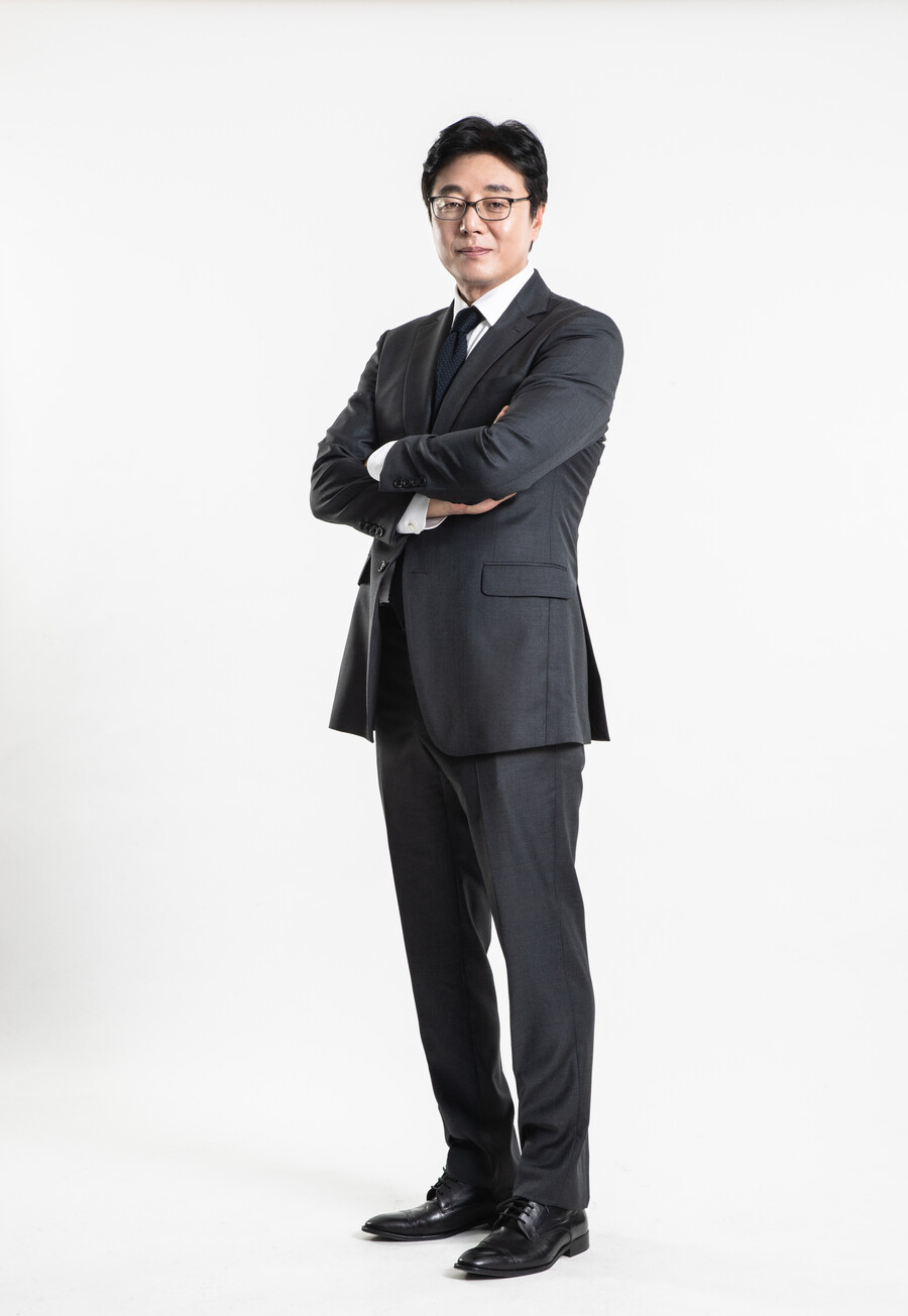 ▲ 황선홍 감독이 대전하나시티즌으로 돌아왔다. 3일 구단 보도자료를 통해 공식적으로 선임을 확정했다. 2020년에는 하나금융그룹과 함께 새롭게 출발하는 대전하나시티즌의 기업 구단 전환 이후, 첫 사령탑을 맡기도 했다. 황선홍 감독은 “대전하나시티즌이 하나금융그룹과 함께 재창단할 당시 첫 발걸음을 함께했던 만큼 다시 고향으로 돌아온 기분이다. 다시 돌아오게 되어 기쁜 마음이 크며 어려운 상황에서 중책을 맡겨주신 구단에도 매우 감사드린다. 반면에 팀이 현재 위기에 놓여 있기 때문에 그만큼 부담과 책임감도 무겁게 안고 있다. 그동안 현장에서의 경험을 살려 빠르게 팀이 정상화될 수 있도록 간절한 마음을 가지고 최선을 다하겠다. 현재의 위기 극복을 넘어 구단이 꿈꾸는 비전 달성을 위해 모든 구성원들과 하나 되어 화합하고 노력하겠다”라고 말했다