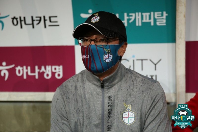 ▲ 황선홍 감독이 대전하나시티즌으로 돌아왔다. 3일 구단 보도자료를 통해 공식적으로 선임을 확정했다. 2020년에는 하나금융그룹과 함께 새롭게 출발하는 대전하나시티즌의 기업 구단 전환 이후, 첫 사령탑을 맡기도 했다. 황선홍 감독은 “대전하나시티즌이 하나금융그룹과 함께 재창단할 당시 첫 발걸음을 함께했던 만큼 다시 고향으로 돌아온 기분이다. 다시 돌아오게 되어 기쁜 마음이 크며 어려운 상황에서 중책을 맡겨주신 구단에도 매우 감사드린다. 반면에 팀이 현재 위기에 놓여 있기 때문에 그만큼 부담과 책임감도 무겁게 안고 있다. 그동안 현장에서의 경험을 살려 빠르게 팀이 정상화될 수 있도록 간절한 마음을 가지고 최선을 다하겠다. 현재의 위기 극복을 넘어 구단이 꿈꾸는 비전 달성을 위해 모든 구성원들과 하나 되어 화합하고 노력하겠다”라고 말했다 ⓒ한국프로축구연맹