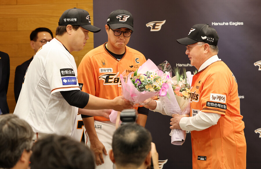 ▲ 왼쪽부터 류현진, 채은성, 김경문 감독 ⓒ 연합뉴스