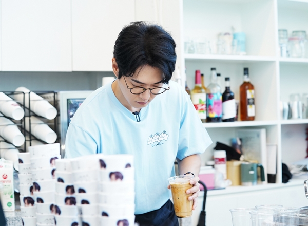 '솔로 데뷔 17주년' 데니안, 팬 위해 바리스타 변신