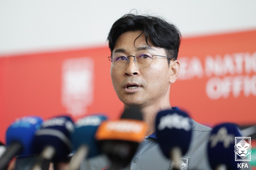 ▲ '빛' 조현우가 전북현대와 라이벌전에서 무실점 승리를 이끌어 낸 후 대표팀에 합류했다. 현재 한국 대표팀은 꽤 어지럽다. 아시아축구연맹(AFC) 아시안컵 이후 위르겐 클린스만 감독을 경질했고 6월 A매치까지 정식 감독을 선임하지 못했다. 황선홍 감독에 이어 김도훈 감독까지 2연속 임시 감독 체제다. 하지만 조현우와 김도훈 임시 감독은 울산 시절에 '사제지간'이다. 싱가포르-중국과 2연전에서 재회에 조현우는 상당히 기대를 했다. 그는 "싱가포르 더운 날씨와 빡빡한 일정 등 외부적인 요인마저도 실력으로 다 눌러버리겠다. 중국과 2연전까지 모두 이겨 팬들에게 보답하고 싶다"라고 다짐했다 ⓒ대한축구협회