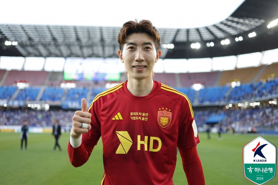 ▲ '빛' 조현우가 전북현대와 라이벌전에서 무실점 승리를 이끌어 낸 후 대표팀에 합류했다. 현재 한국 대표팀은 꽤 어지럽다. 아시아축구연맹(AFC) 아시안컵 이후 위르겐 클린스만 감독을 경질했고 6월 A매치까지 정식 감독을 선임하지 못했다. 황선홍 감독에 이어 김도훈 감독까지 2연속 임시 감독 체제다. 하지만 조현우와 김도훈 임시 감독은 울산 시절에 '사제지간'이다. 싱가포르-중국과 2연전에서 재회에 조현우는 상당히 기대를 했다. 그는 "싱가포르 더운 날씨와 빡빡한 일정 등 외부적인 요인마저도 실력으로 다 눌러버리겠다. 중국과 2연전까지 모두 이겨 팬들에게 보답하고 싶다"라고 다짐했다 ⓒ한국프로축구연맹