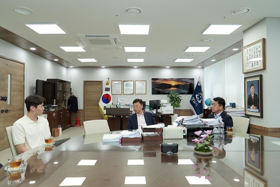 '성남시 명예 시민' 브렌트포드 김지수, 성남시청 찾았다