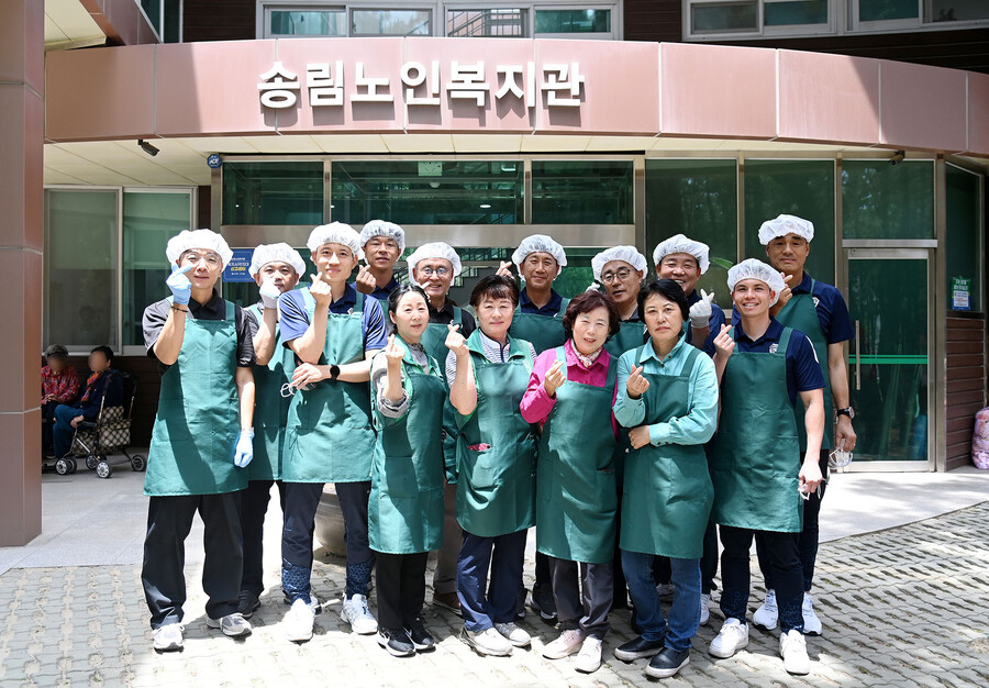 ‘박태하 감독부터 막내 코치까지’ 포항 코칭스태프 및 임직원, 배식 봉사활동