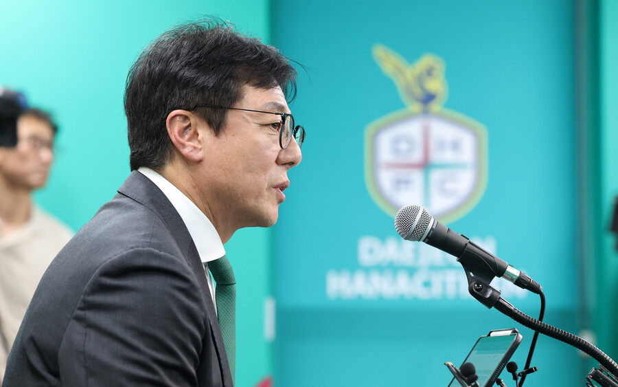 ▲ 5일 오후 대전월드컵경기장에서 황선홍 감독의 대전하나시티즌 취임식이 열렸다. 2020년 한 차례 대전하나의 사령탑을 맡았던 황선홍 감독은 2기 운영과 관련해 강한 자신감을 피력했다. 고참이자 핵심 역할을 할 주세종도 황선홍 감독의 축구를 실현하고자 각오를 다졌다. ⓒ 연합뉴스