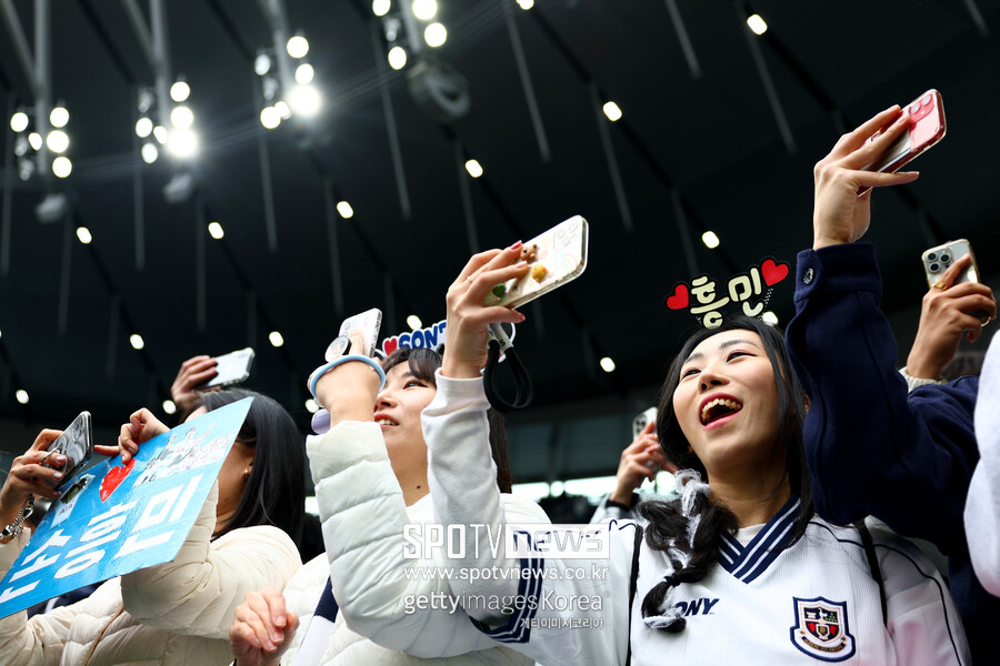 ▲ 30대에 접어든 손흥민에게는 꼭 해야할 일이 있었다. 토트넘에서 꼭 우승컵을 들고 싶었다. 개인 통산 프리미어리그 10골-10도움 이상을 3번 기록하며 전설들과 어깨를 나란히 했고, 8시즌 연속 두 자릿수 공격 포인트를 기록했고 개인 통산 3번째 10골-10도움과 토트넘 역대 득점 5위, 프리미어리그 이달의 선수 4회 수상을 해냈다. 하지만 손흥민은 "우승을 하고 싶기 때문에 내 자신을 전설이라고 부르지 않을 것이다. 난 우리 팀 미래가 밝다고 생각한다. 그래서 우리는 더 많은 걸 이루기 위해 계속 발전해야 한다"라고 말했다