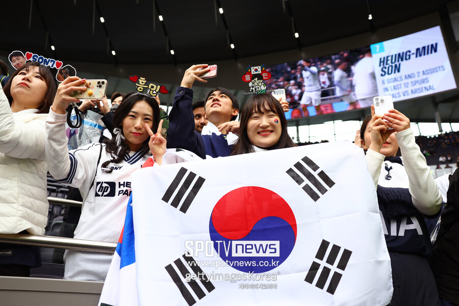 ▲ 30대에 접어든 손흥민에게는 꼭 해야할 일이 있었다. 토트넘에서 꼭 우승컵을 들고 싶었다. 개인 통산 프리미어리그 10골-10도움 이상을 3번 기록하며 전설들과 어깨를 나란히 했고, 8시즌 연속 두 자릿수 공격 포인트를 기록했고 개인 통산 3번째 10골-10도움과 토트넘 역대 득점 5위, 프리미어리그 이달의 선수 4회 수상을 해냈다. 하지만 손흥민은 "우승을 하고 싶기 때문에 내 자신을 전설이라고 부르지 않을 것이다. 난 우리 팀 미래가 밝다고 생각한다. 그래서 우리는 더 많은 걸 이루기 위해 계속 발전해야 한다"라고 말했다