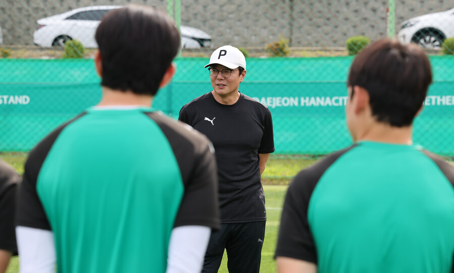 ▲ 5일 오후 대전월드컵경기장에서 황선홍 감독의 대전하나시티즌 취임식이 열렸다. 2020년 한 차례 대전하나의 사령탑을 맡았던 황선홍 감독은 2기 운영과 관련해 강한 자신감을 피력했다. 고참이자 핵심 역할을 할 주세종도 황선홍 감독의 축구를 실현하고자 각오를 다졌다. ⓒ 연합뉴스