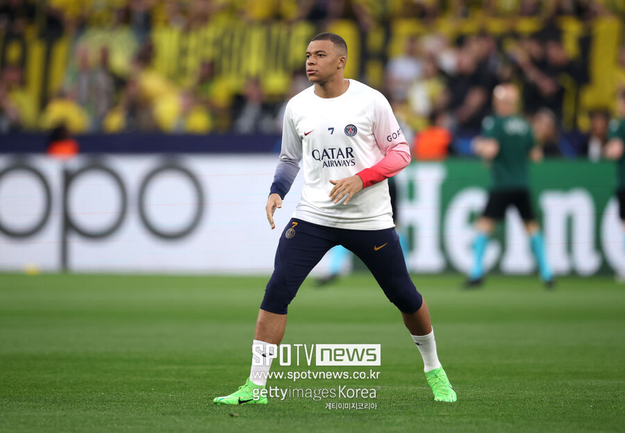 ▲ 축구 매체 'ESPN FC'는 6일(이하 한국시간) "파리 생제르맹이 음바페에게 보너스와 2024년 2개월 치 급여를 아직 주지 않았다"라며 "음바페가 레알 마드리드로 이적한 뒤 기자회견에서 파리 생제르맹에 대해 불만을 표시한 이유"라고 전했다. 음바페는 파리 생제르맹을 떠난 소감을 밝히면서 "해방감과 안도감을 동시에 느낀다"라고 했다. 이유도 숨기지 않았다. 그는 "파리 생제르맹은 내게 '여기에서 뛰지 못할 것'이라고 매우 거칠게 말했었다"라고 잔류하지 않으면 그냥 묵혀둘 것이라는 협박을 받았다는 걸 공개했다. 