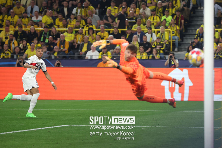 ▲ 축구 매체 'ESPN FC'는 6일(이하 한국시간) "파리 생제르맹이 음바페에게 보너스와 2024년 2개월 치 급여를 아직 주지 않았다"라며 "음바페가 레알 마드리드로 이적한 뒤 기자회견에서 파리 생제르맹에 대해 불만을 표시한 이유"라고 전했다. 음바페는 파리 생제르맹을 떠난 소감을 밝히면서 "해방감과 안도감을 동시에 느낀다"라고 했다. 이유도 숨기지 않았다. 그는 "파리 생제르맹은 내게 '여기에서 뛰지 못할 것'이라고 매우 거칠게 말했었다"라고 잔류하지 않으면 그냥 묵혀둘 것이라는 협박을 받았다는 걸 공개했다. 