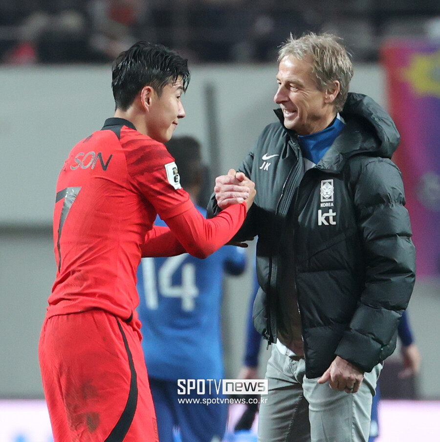 ▲ 성적 부진으로 한국 축구대표팀 사령탑에서 불명예 낙마한 위르겐 클린스만 전 감독이 여전히 자기 변호에 힘을 쓰고 있다. 아시안컵 우승에 실패한 이유로 선수들을 지목했다. 요르단과 준결승 전에 손흥민과 이강인이 몸싸움을 벌인 걸 해외 방송에서 직접 언급하며 지금까지 물고 늘어진다. ⓒ 곽혜미 기자