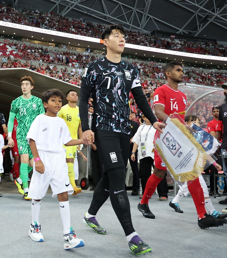 ▲ 6일 오후 9시 싱가포르국립경기장에서 2026 국제축구연맹(FIFA) 북중미 월드컵 아시아지역 2차예선 5차전 원정 경기에서 김도훈 임시감독이 이끄는 대한민국 축구대표팀이 이강인과 주민규의 득점으로 전반부터 2-0 리드에 성공했다. ⓒ연합뉴스