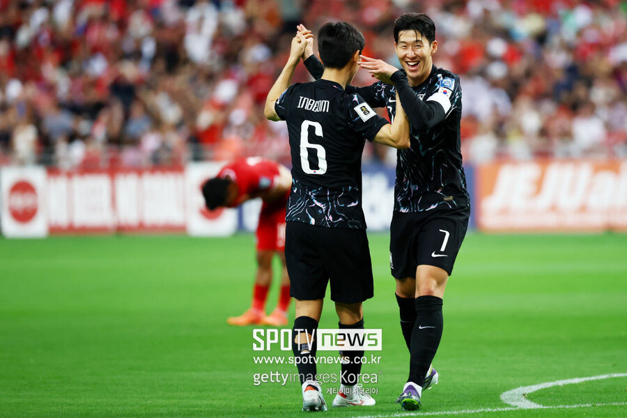 ▲ 6일 오후 9시 싱가포르국립경기장에서 2026 국제축구연맹(FIFA) 북중미 월드컵 아시아지역 2차예선 5차전 원정 경기에서 김도훈 임시감독이 이끄는 대한민국 축구대표팀이 이강인과 주민규의 득점으로 전반부터 2-0 리드에 성공했다. 후반에도 손흥민과 이강인이 계속 골을 넣어 5-0을 만들었다. 이후 교체 투입된 배준호와 황희찬까지 릴레이 득점에 가세하면서 7골 대량득점에 성공했다.
