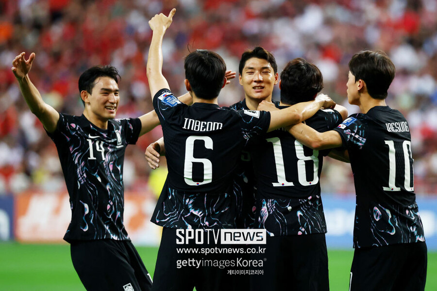 ▲ 6일 오후 9시 싱가포르국립경기장에서 2026 국제축구연맹(FIFA) 북중미 월드컵 아시아지역 2차예선 5차전 원정 경기에서 김도훈 임시감독이 이끄는 대한민국 축구대표팀이 이강인과 주민규의 득점으로 전반부터 2-0 리드에 성공했다. 후반에도 손흥민과 이강인이 계속 골을 넣어 5-0을 만들었다. 이후 교체 투입된 배준호와 황희찬까지 릴레이 득점에 가세하면서 7골 대량득점에 성공했다.