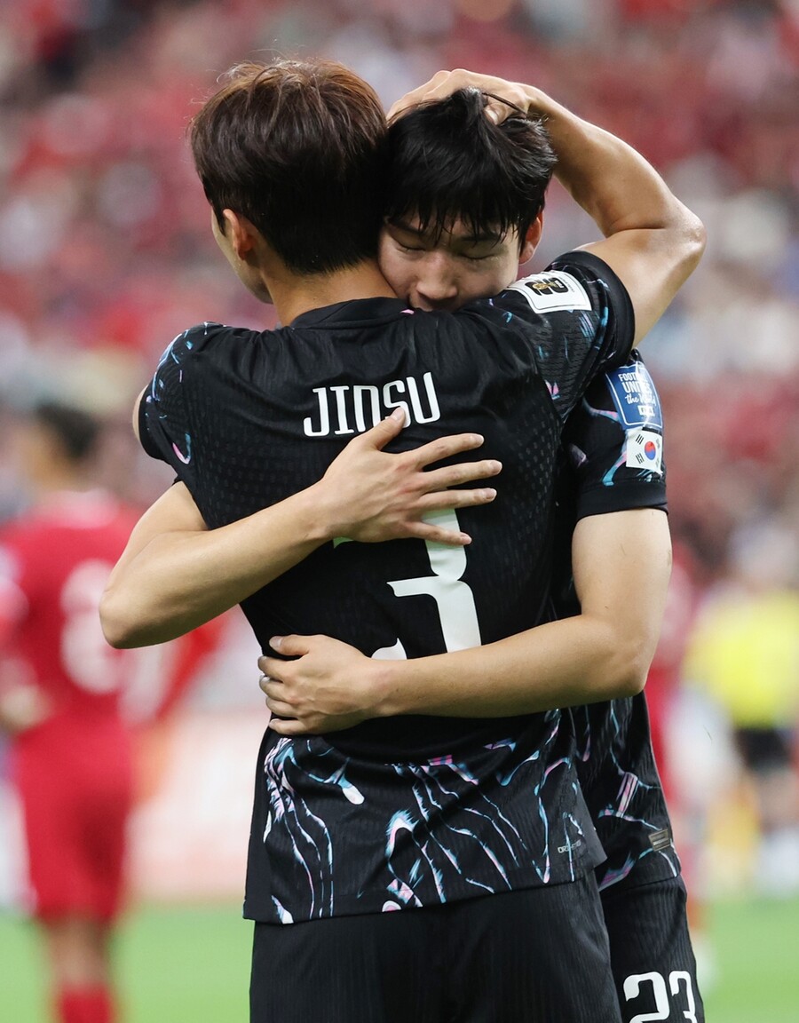 ▲ 한국 축구가 차세대 에이스를 찾았다. 잉글랜드 스토크 시티에서 유럽 진출 첫해 '킹' 칭호를 받게 된 배준호가 생애 처음으로 국가대표팀에 승선한 뒤 A매치 데뷔전에서 데뷔골까지 터뜨리는 상승세를 이어갔다. 배준호는 싱가포르와 2026 북중미월드컵 아시아 2차예선 5차전 원정 경기에 후반 교체로 들어가 골을 뽑아내면서 7-0 대승에 큰 힘을 보탰다. ⓒ연합뉴스