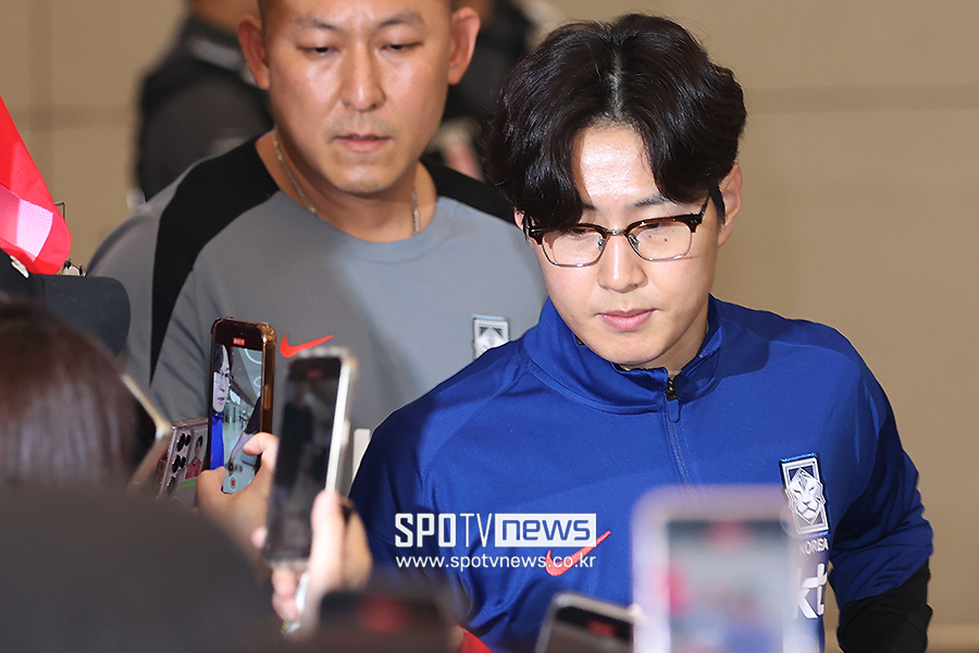 ▲ 이강인이 한국 축구의 전설 유상철 감독의 3주기를 기리는 추모 인사를 남겼다. 고인은 2021년 췌장암 투병 끝에 향년 50세의 나이로 별세했다. 이강인은 어린 시절 고인과 TV 프로그램 '날아라 슛돌이'를 통해 사제지간을 맺었다. 이강인은 세 번째 돌아온 스승의 기일에 먹먹한 추모 글을 게재했다. ⓒ곽혜미 기자