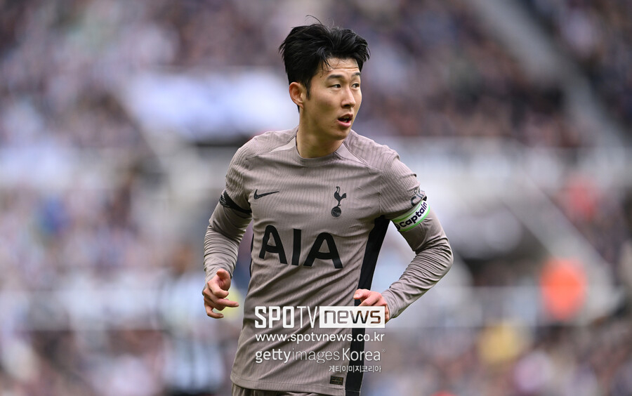 ▲ 손흥민은 토트넘에 남아 커리어를 끝내려고 한다. 지난해 여름, 구단 역사상 첫 유럽축구연맹(UEFA) 챔피언스리그 준우승 주역 해리 케인까지 떠났지만 손흥민은 팀을 지켰다. 올시즌에도 8시즌 연속 두 자릿수 공격 포인트를 기록했고 개인 통산 3번째 10골-10도움과 토트넘 역대 득점 5위, 프리미어리그 이달의 선수 4회 수상 등을 해냈다. 영국 보도에 따르면 토트넘이 1년 연장 옵션을 발동했지만 장기 재계약 가능성이 있다. 영국 매체 '기브미스포츠'는 "월드클래스 공격수가 토트넘에 남는다. 손흥민은 페네르바체 등과 엮여 이적설이 있었지만 토트넘에 잔류하려고 한다"라고 독점 보도했다.
