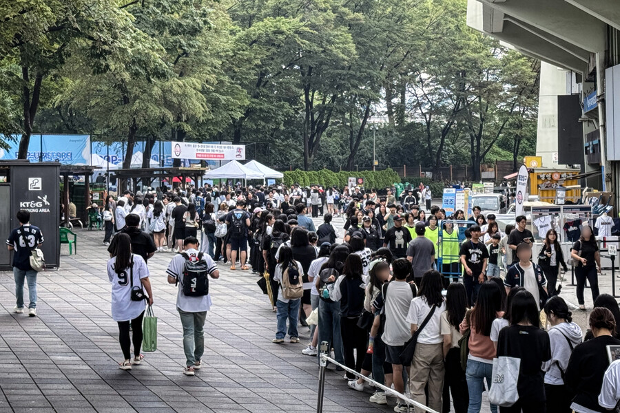 "밤새 기다렸어요" 두산 팬들 전날 밤부터 텐트쳤다고? 왜?…1800명만 누린 특권[SPO 잠실]